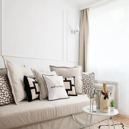 Glam & Modern By Cooee Apartman *